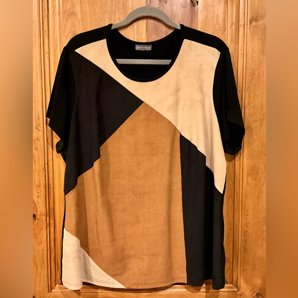 ❤️ Vince Camuto Black and Tan Graphic Short Sleeve Top in Faux Suede ❤️